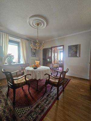 Essen mit Blick ins Wohnzimmer