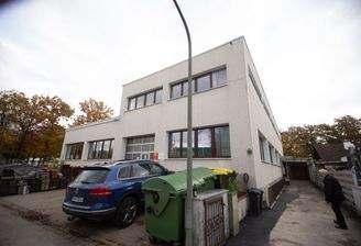 Zufahrt rechts bis zur Laderampe überdacht