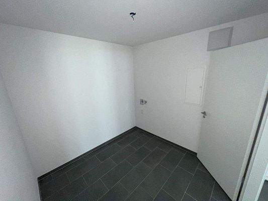 Abstellkammer mit Waschmaschinenanschluss.jpg