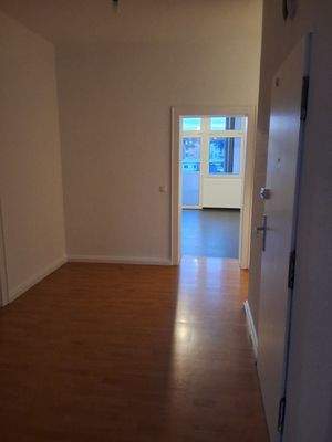 Flur mit Blick ins Wohnzimmer