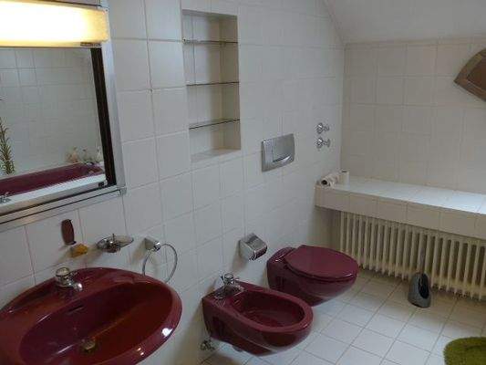 großes Bad bei Schlafzimmer