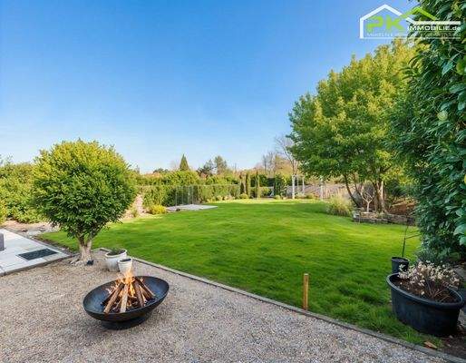 Gartenansicht im Spätsommer