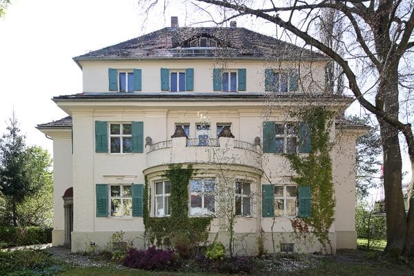 Vorderseite Villa vor der Sanierung.jpg