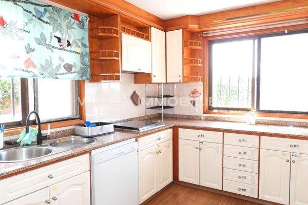 Voll ausgestattete Helle Küche