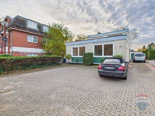 Aussenansicht mit Parkplatz 