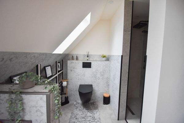 Badezimmer OG mit Badewanne & Dusche