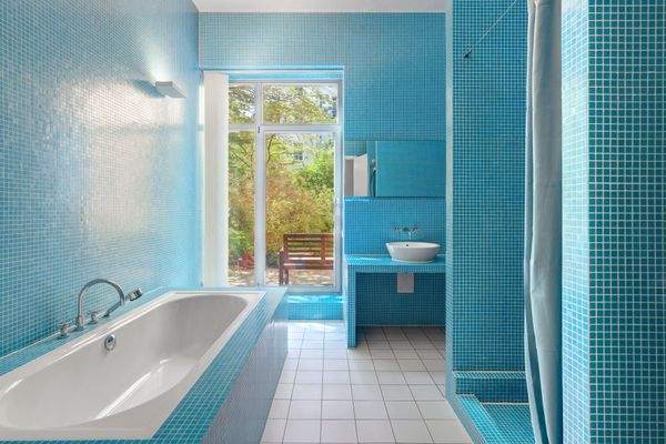 Großzügiges Badezimmer mit Zugang auf die Süd-West-Terrasse.