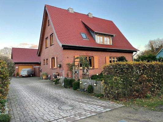 Frontansicht mit Zufahrt