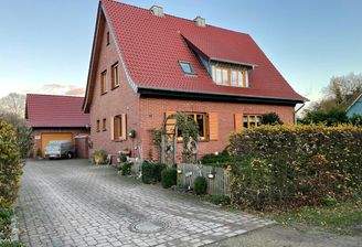 Frontansicht mit Zufahrt