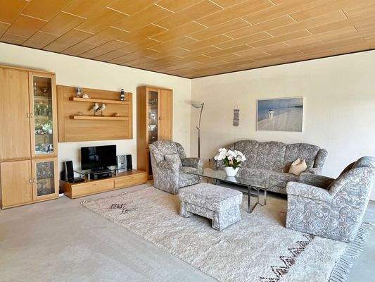 Hauptwohnung: Wohnzimmer mit Terrassenzugang