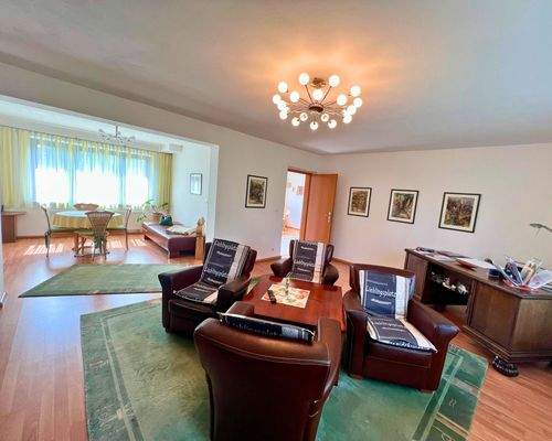 Blick in Wohn- und Essbereich