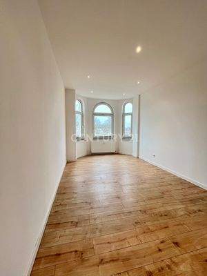 Lichtdurchflutetes Zimmer mit Erker