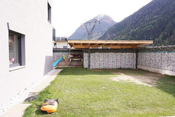Garten mit unterdachtem Grillplatz