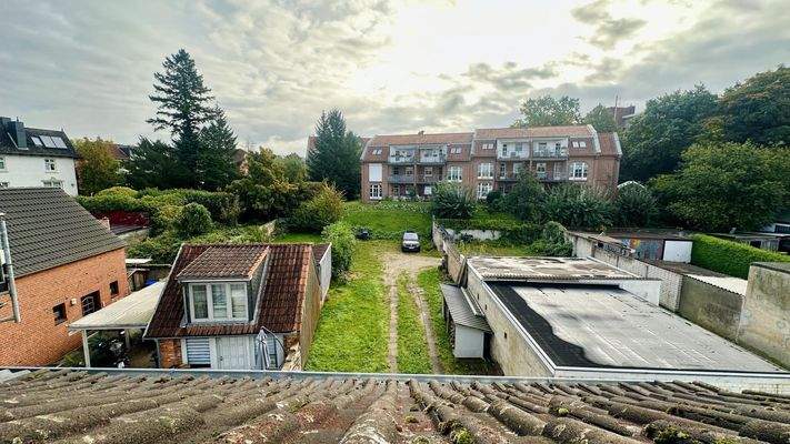 Blick aus dem Dachgeschoss in den Garten
