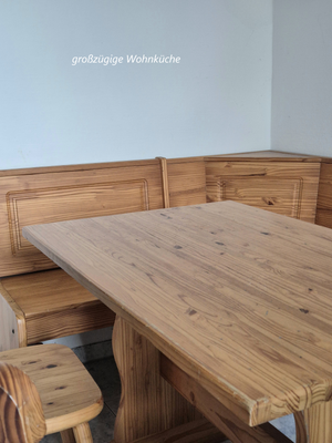 Großzügige Wohnküche mit Balkon