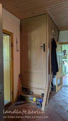 Flur mit Treppe nach oben, links die Küche, rechts das Bad.jpg