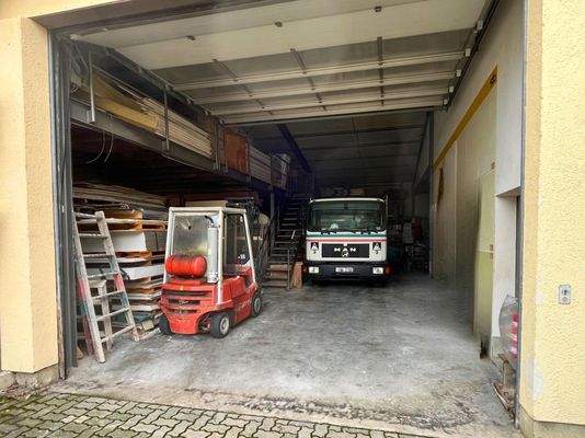 Halle rechts Innenansicht