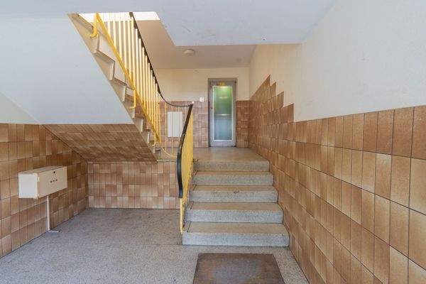 Treppenhaus mit Aufzug