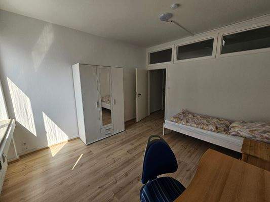 Zimmer 5 von Fenstern.jpg