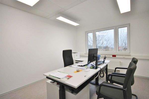 freundliches Büro (1.OG)