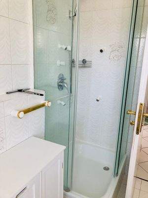 Badezimmer mit Duschkabine (zugehörig zur 2-Zi-Whg)