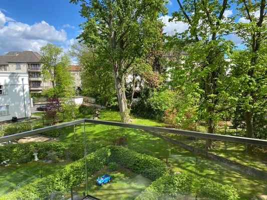 Blick vom Balkon in den Garten