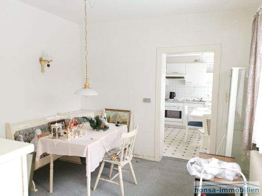 Essecke/ Zimmer mit Blick Richtung Küche