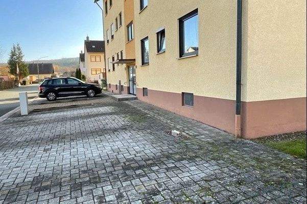 Pkw-Stellplatz vor dem Haus