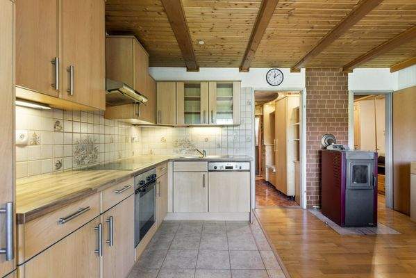 Blick zur Küche und Pelletofen