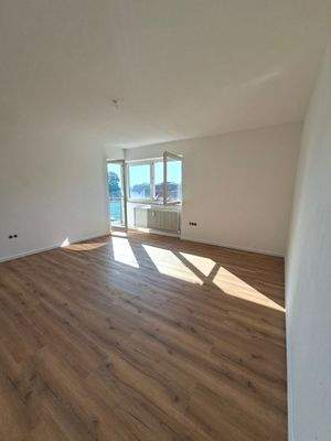 Helles Wohnzimmer mit Balkon