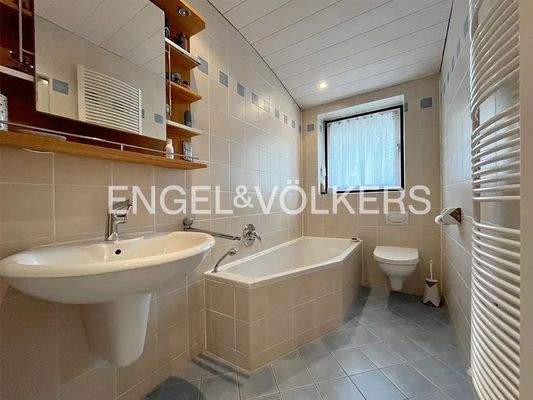 Tageslichtbad mit Dusche und Wanne