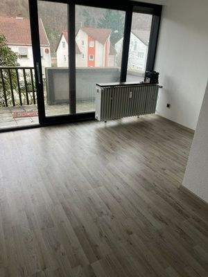 Wohnzimmer mit Balkon 