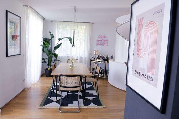 Essbereich mit Blick auf die architektonisch gestaltete Treppenanlage