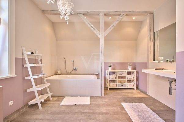 großzügiges Kinderbadezimmer mit Tageslicht