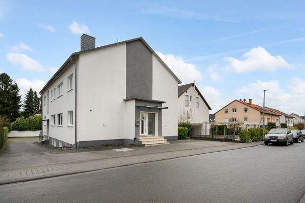 Mehrfamilienhaus von der Straß