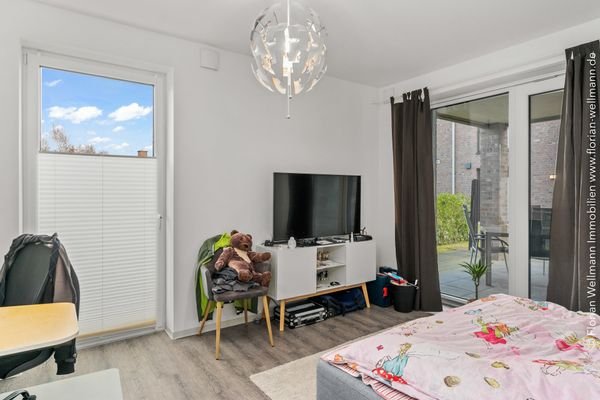 Schlafzimmer (13,91m²), ebenfalls mit Zugang zur Terrasse.