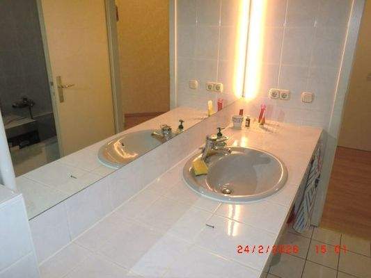 innenliegendes Bad mit großem Waschtisch