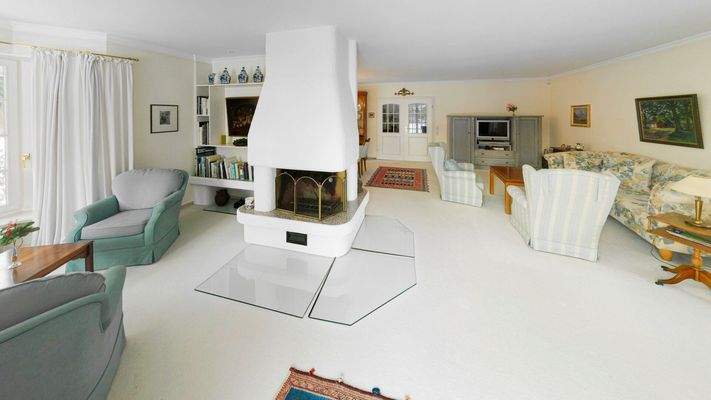 Wohnzimmer mit Kaminansicht