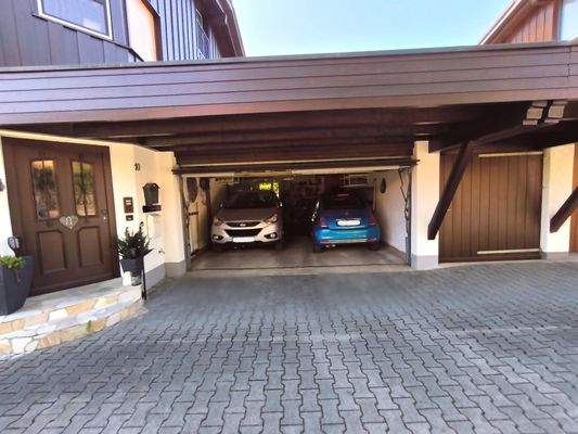 Doppelgarage und rechts davon Fahrrad- und Stauraum