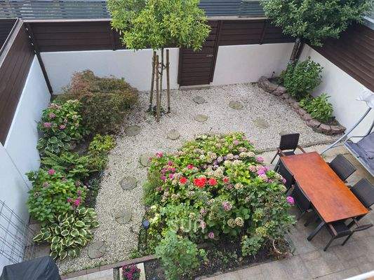 GARTEN IM SOMMER