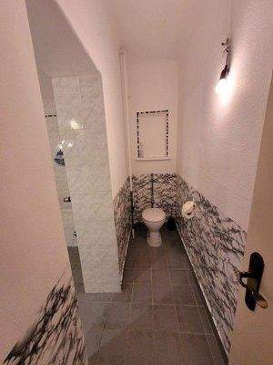 mit abgetrennter Toilette