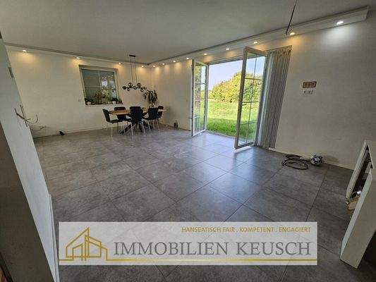 Esszimmer mit Zugang zum Garten