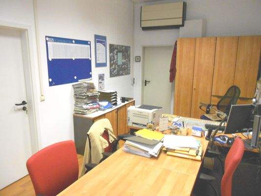 Büro 2 mit Besprechungstisch