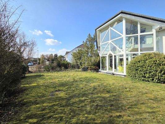 Imposante Außenansicht und großer Garten