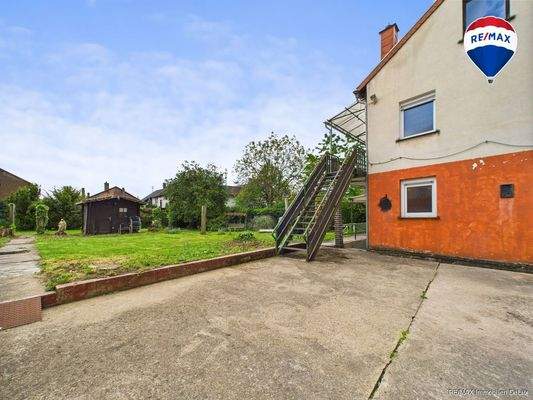 RE/MAX Immobilien DeLux Haus Merzig / Besseringen Rückansicht und Garten