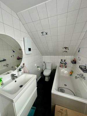 Bad im Obergeschoss mit Wanne