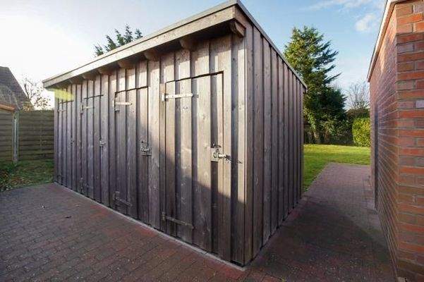 Abstellräume hinter dem Haus