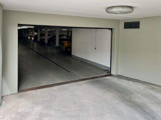 Einfahrt über Tiefgarage