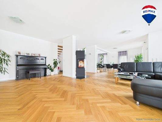 REMAX Immobilien DeLux Einfamilienhau Wohnzimmer Neunkirchen Mark Borowicz