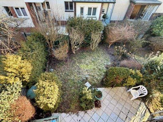 Blick in den Garten vom Balkon